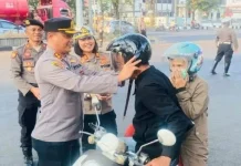 HUT Lalu Lintas ke-71, Polres Bitung Bagikan Helm Gratis