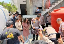 Polres Sitaro Salurkan 7.000 Liter Air Bersih ke Warga Dompase