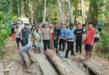 Polsek Lirung dan Warga Perbaiki Jembatan Darurat Lendo’a