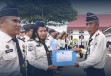 Kepala LPKA Tomohon Serahkan Piagam Penghargaan Pegawai Teladan Triwulan III
