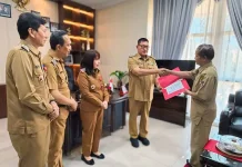 Wakil Bupati Kawatu Serahkan SK Plt Camat Lumelembuai