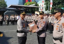 Kapolresta Manado Beri Penghargaan kepada Personel Berprestasi