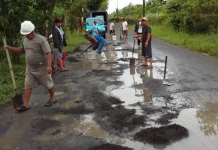 Jamaah Nurul Taqwa Tambal Jalan Berlubang Desa Paniki Baru