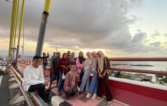 Berburu Foto Senja di Jembatan Soekarno Kota Manado