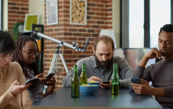 Aktif di Dunia Maya namun Jarang Berinteraksi