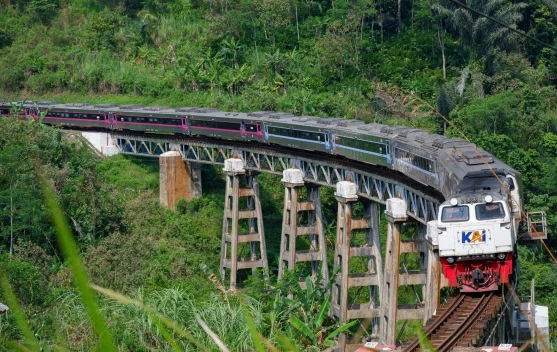 7 Jalur Kereta Api Terindah di Indonesia