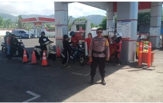 Bhabinkamtibmas Polsek Pineleng Lakukan Pengawasan Distribusi BBM di SPBU