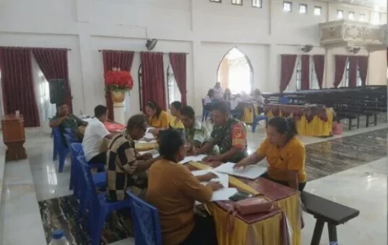 Babinsa Isak Ogelang Perkuat Data Teritorial di Gereja Galilea Jiko