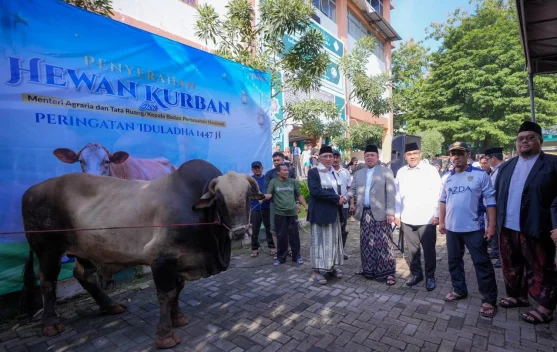 Menteri Nusron Serahkan Hewan Kurban ke Ponpes Darunnajah
