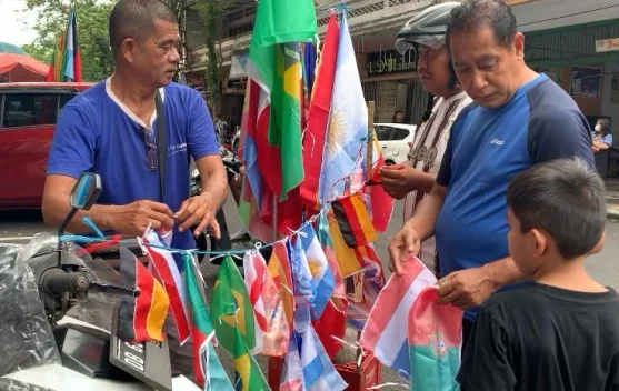 Jelang Piala Dunia 2026, Penjualan Bendera di Manado Meningkat