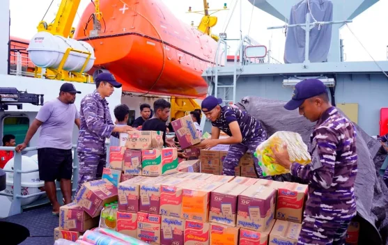 KRI SELAR-879 Distribusikan Bantuan Bencana Gempa di Pulau Kawio