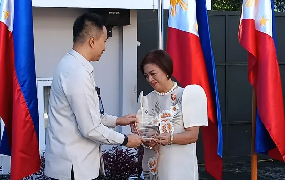 Kanwil Ditjenim Sulut Terima Penghargaan dari Konjen Filipina