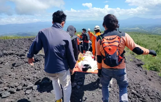 Dua Pendaki Gunung Soputan Berhasil Dievakuasi Tim SAR Gabungan