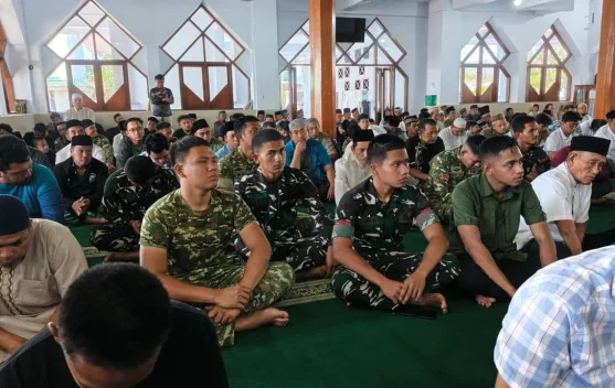 Kerja Bakti di Gereja, Personel Kodim 1302/Minahasa Muslim Sempatkan Salat Jumat