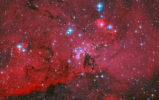 Teleskop Hubble Abadikan Awan Merah Menyala Berhias Bintang Biru