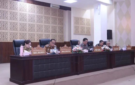 Caroll-Sendy Hadiri Paripurna Penandatanganan KUA-PPAS APBD Tomohon 2027