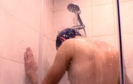 Kesalahan Mandi yang Sering Diabaikan, Benarkah Bisa Memicu Stroke?