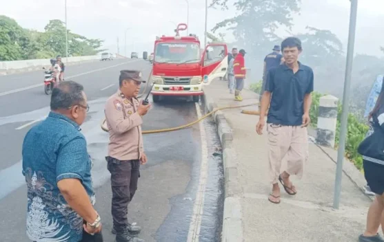 Polsek Bunaken dan Warga Padamkan Kebakaran Lahan di Molas