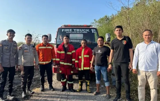 Polsek Malalayang dan Damkar Padamkan Kebakaran Alang-Alang