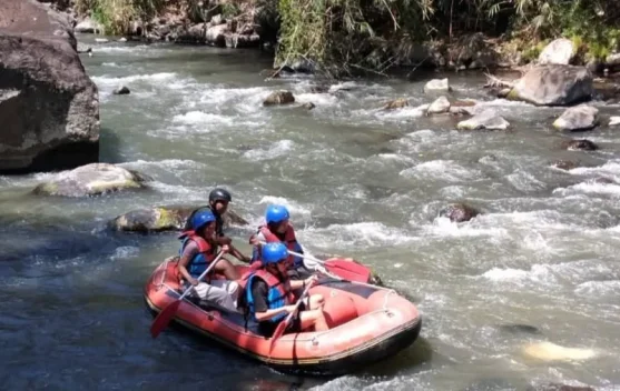 Debit Sungai Menurun, Arung Jeram Timbukar Tetap Ramai Wisatawan
