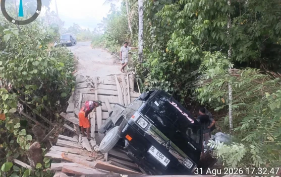 Jembatan Darurat Pengubung Desa Ihik - Birang Damau Memakan Korban