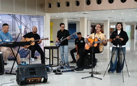 Hari Pelanggan Nasional, Penumpang di Bandara Sam Ratulangi Nikmati Live Music
