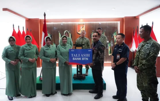 Gugur saat Tugas Negara, Pangdam Merdeka Serahkan Santunan Bagi Ahli Waris