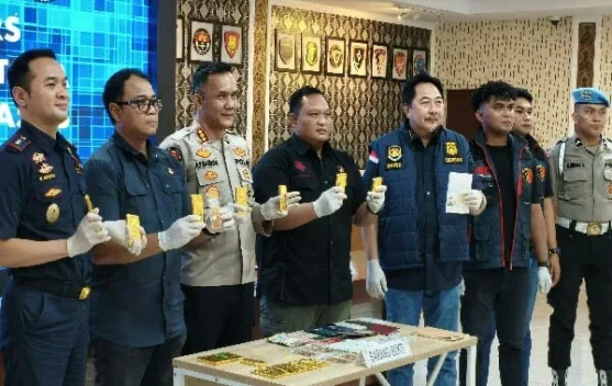 Polda Sulut Gagalkan Penyelundupan 16 Batang Emas oleh 2 WNA