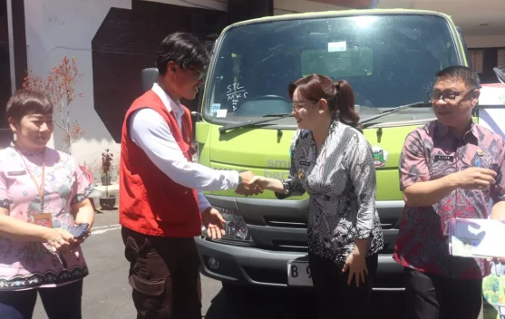 Program TJSL, PT SMI Salurkan Truk Sampah bagi Kota Tomohon