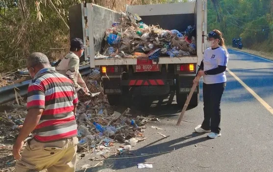 Pemerintah Kecamatan Tombariri Gelar Kerja Bakti Bersihkan Jalan