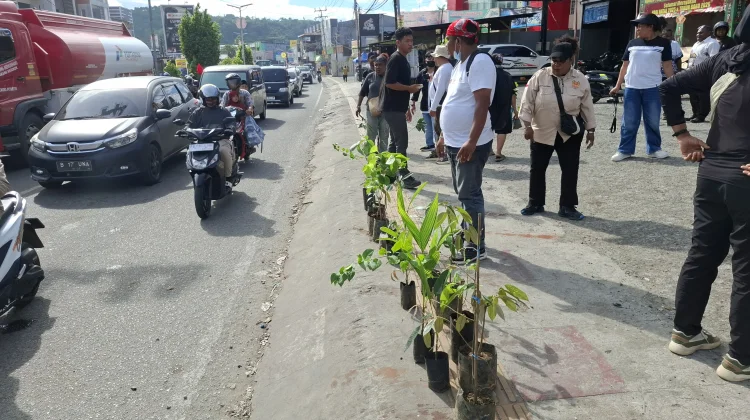 PWI Papua Barat Ajak Masyarakat Jaga Alam lewat Pembagian Pohon di HPN