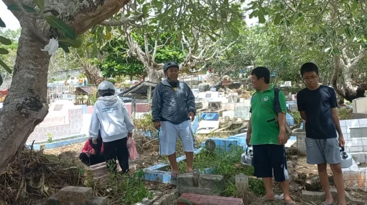 Ziarah Ramadan Ramai di Pemakaman Pasir Putih