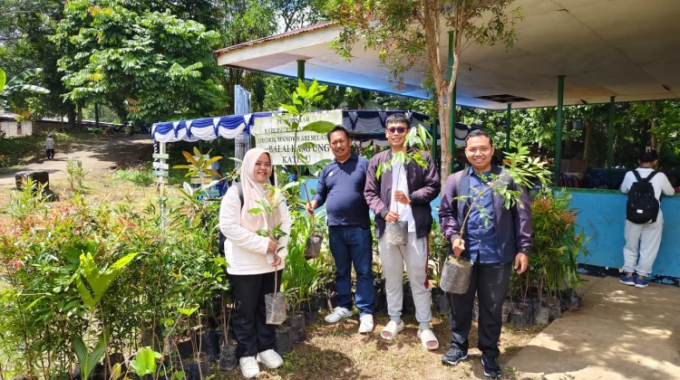 Jaga Alam, Kanwil Kemenkum Pabar Ikut Aksi Tanam dan Bagi 1000 Pohon