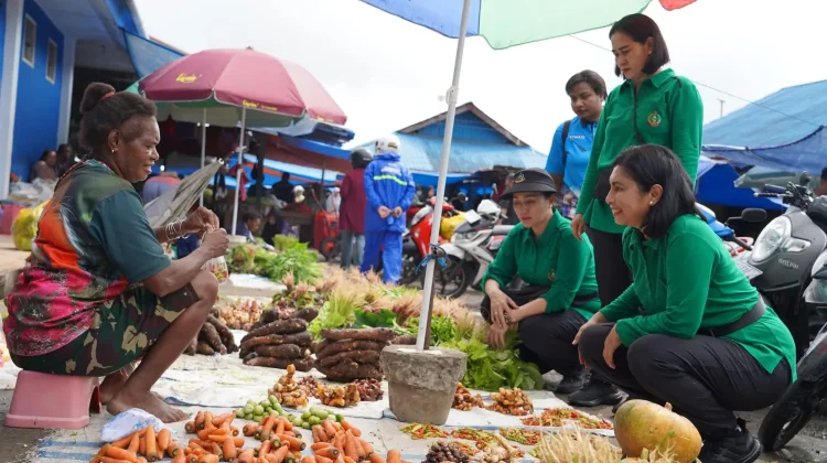 persit-kck-daerah-xviiikasuari-serbu-pasar-wosi