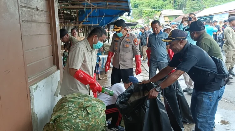 Bupati Teluk Bintuni Canangkan Hari Peduli Sampah