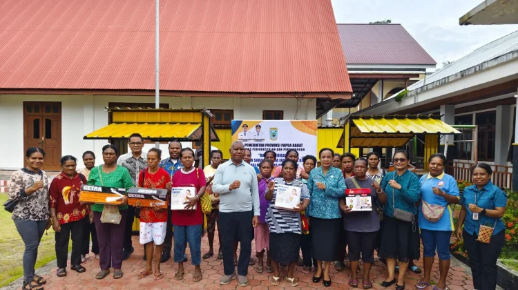 Pemprov Papua Barat Serahkan Hibah Container Booth untuk 25 UMKM Papua
