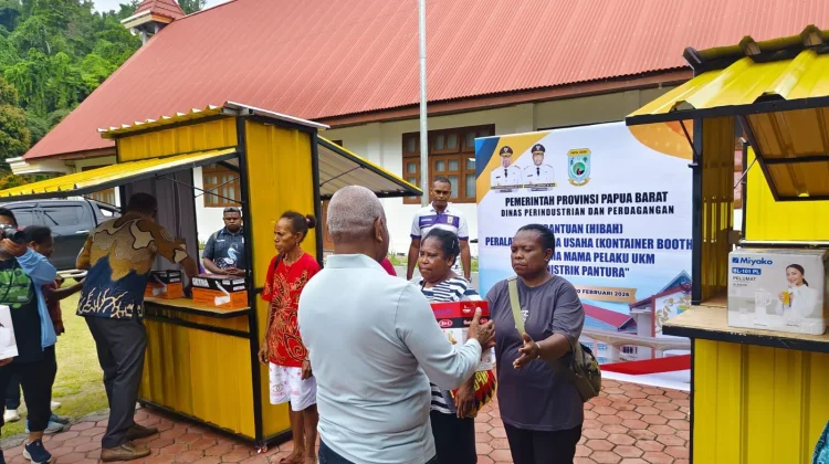 Dorong Ekonomi Lokal, Pemprov Papua Barat Bagikan Booth Kontainer