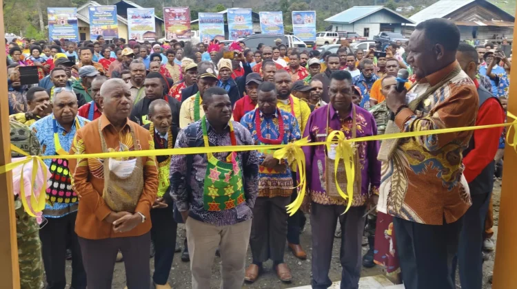 Gubernur Resmikan Gereja Yerusalem Mbondidip di Pegaf, dan Serahkan 500 Sak Semen