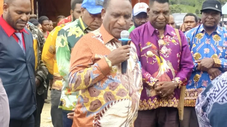 Bupati Dominggus Saiba Larang Palang Jalan dan Minta ASN Menetap di Pegaf