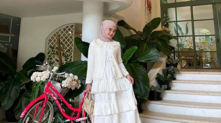 Outfit Terbaik Bukber Pakai Warna Putih Jadi Pilihan