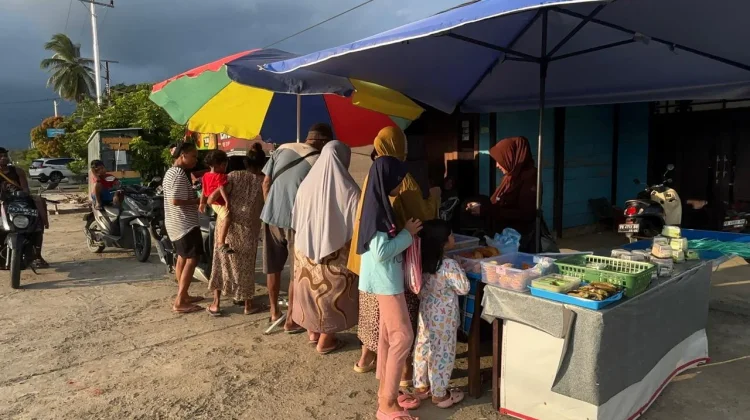 Ramadhan Berkah, Pedagang Takjil Argosigemerai, Bintuni Diserbu Warga