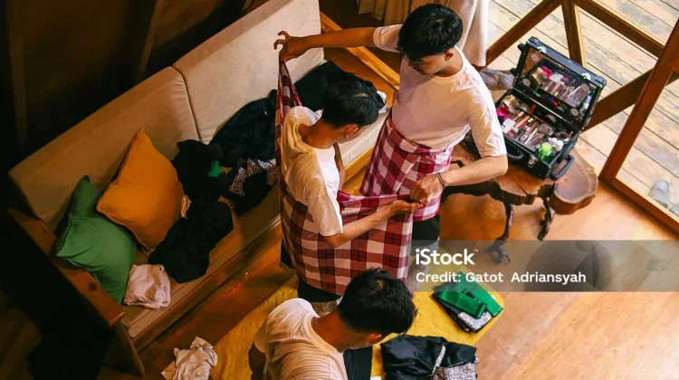 Asal Mula Sarung: Busana Tradisional yang Mendunia