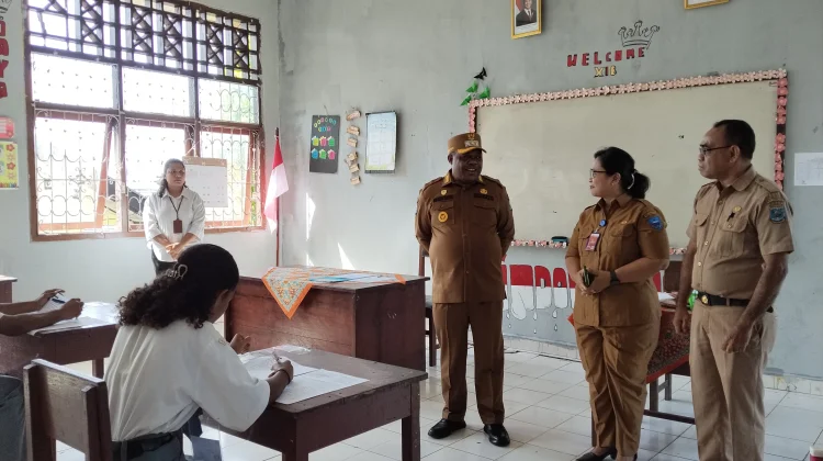 Bupati Tinjau Pelaksanaan Ujian Akhir Sekolah di Sejumlah SMA/SMK Manokwari