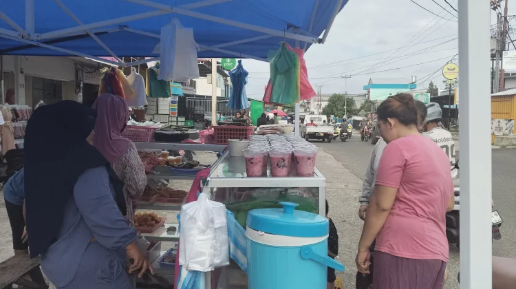 Antusiasme Warga Berburu Takjil di Manokwari