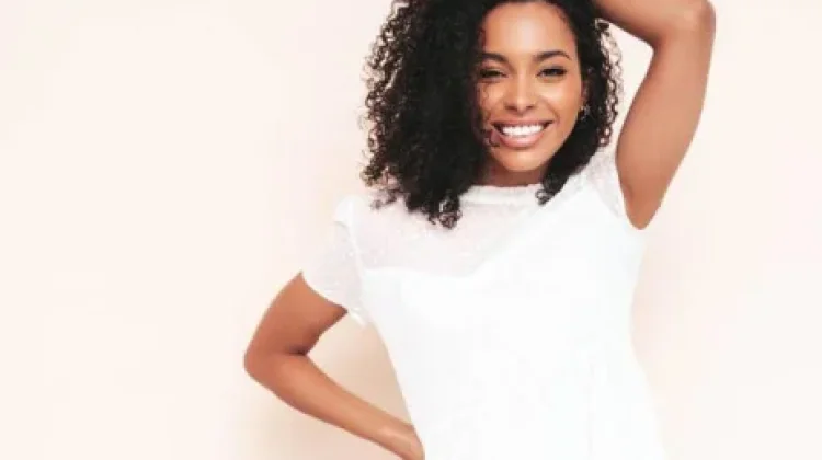 Pilihan Warna Baju yang Cocok untuk Kulit Gelap