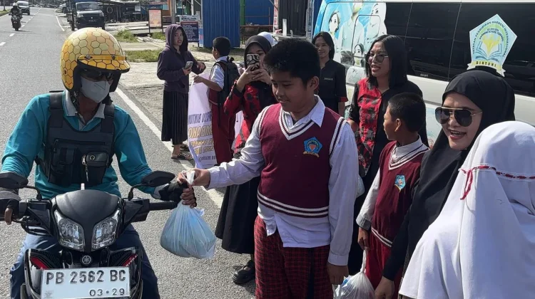 SD Harmoni Bintuni Berbagi Sembako untuk Tukang Ojek