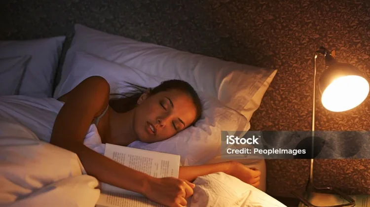 Jangan Sepelekan Kebiasaan Tidur Sambil Membaca