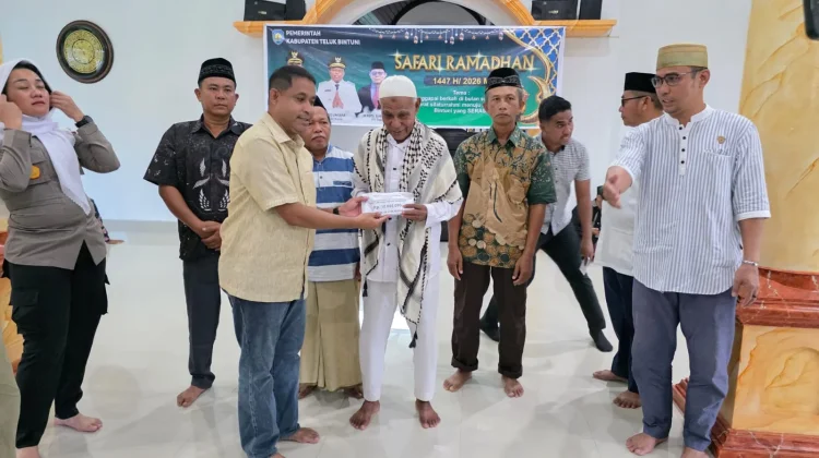 Safari Ramadhan Bupati Yohanis Disambut Meriah Warga Sumuri