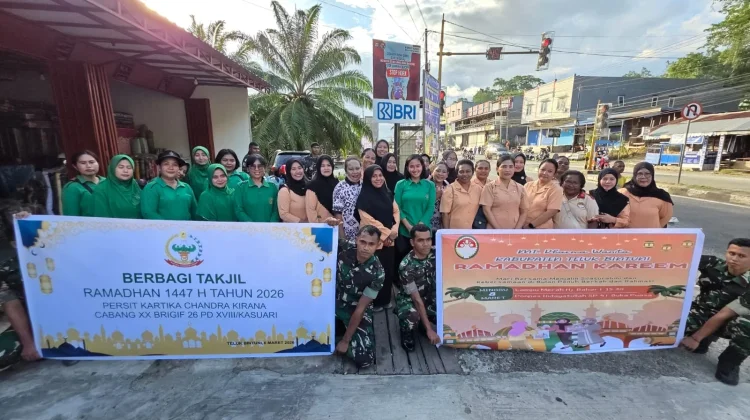 DWP Teluk Bintuni dan Persit Berbagi Takjil Ramadhan