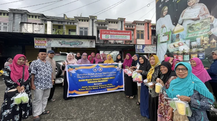 IWST Manokwari Bagikan 1.000 Paket Takjil di Lampu Merah Haji Bauw